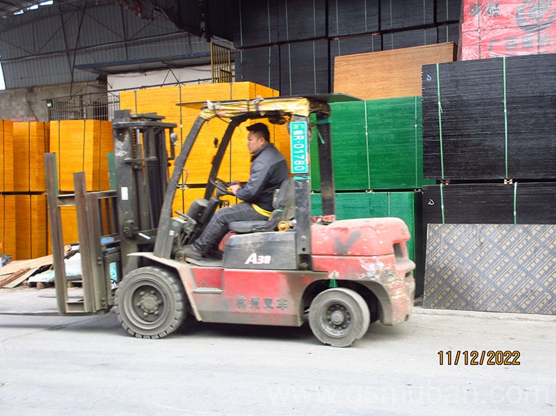 **發(fā)30車建筑模板，怪獸木業(yè)勁爆的**